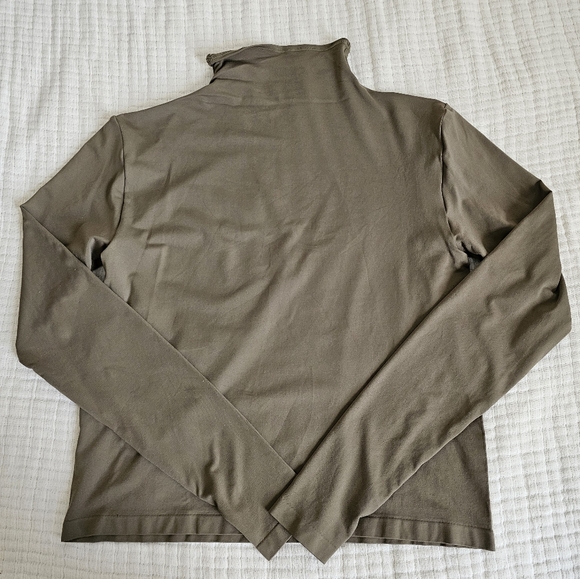 Soft smoothing seamless turtleneck army - Picture 3 of 4